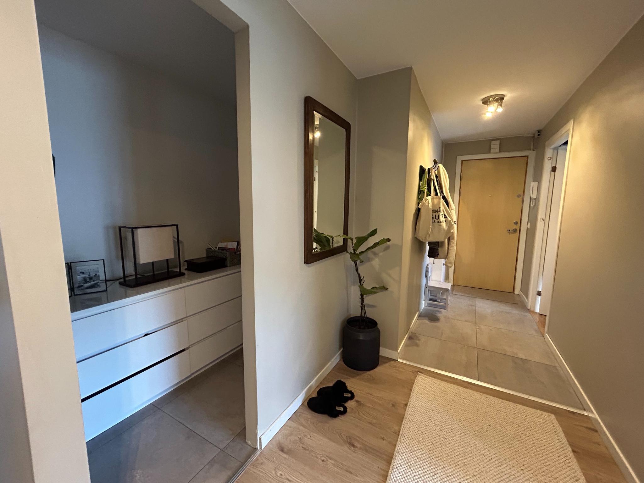 Entre med egen garderobe nisje med plass for liten fryseboks.